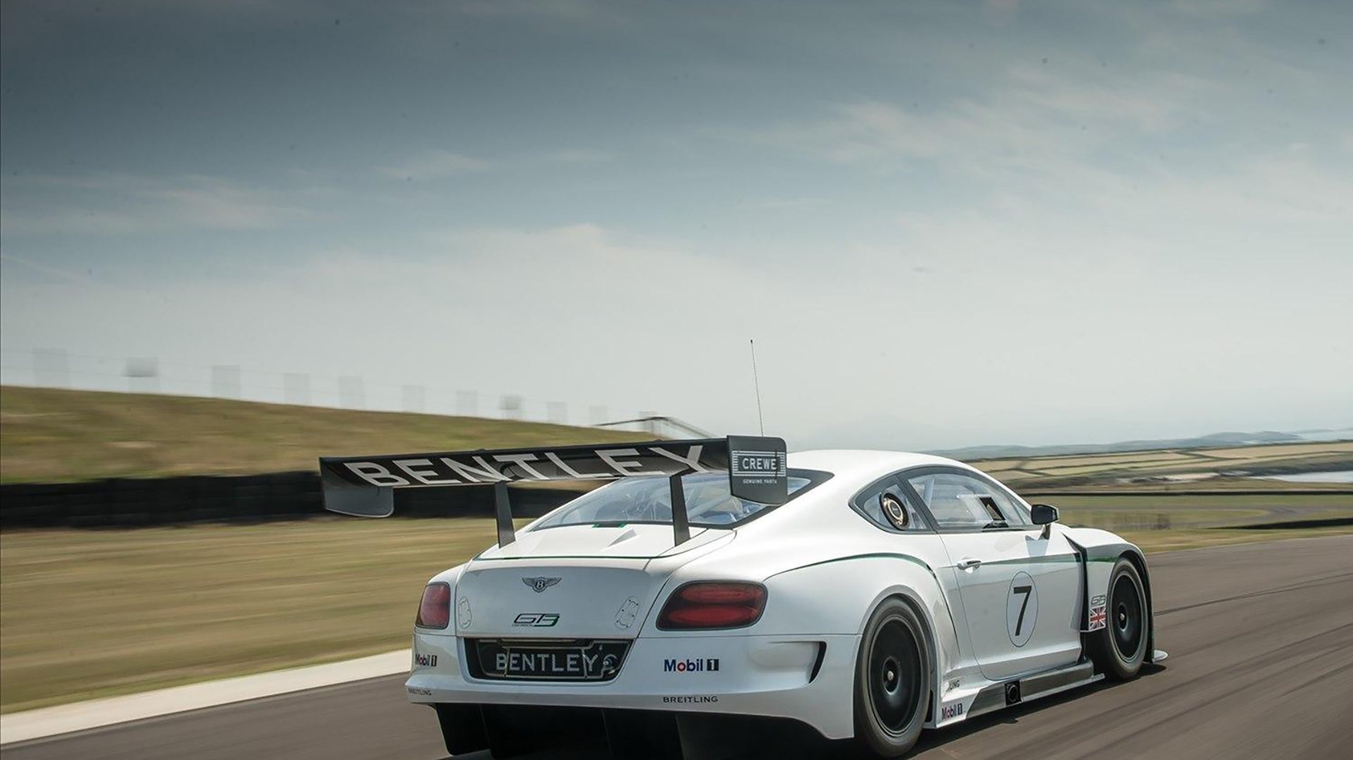 法兰克福主场大胜,继续领跑积分榜,法兰克福足球